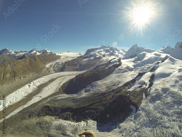 Fototapeta 스위스 체르마트의 클라인마터호른에서 패러글라이딩으로 뛰어내려 하늘에서 고프로로 찍은 마터호른산의 설경이 멋집니다. 