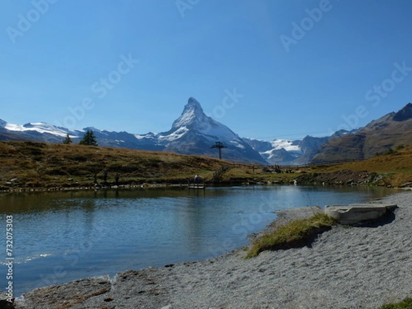 Fototapeta 스위스 체르마트에서 하이킹 하며 찍은 마터호른 산의 경관사진입니다. 호수에 비친 산과 양떼와 함께 있는 눈덮인 만년설의 마터호른이 장관입니다. 