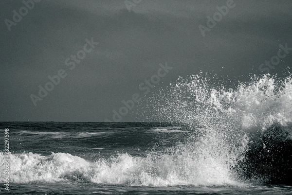 Obraz Crashing waves over rocks in the ocean