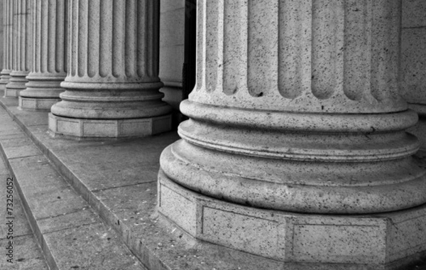 Obraz Kolumny architektoniczne na portyku budynku federalnego w Ne
