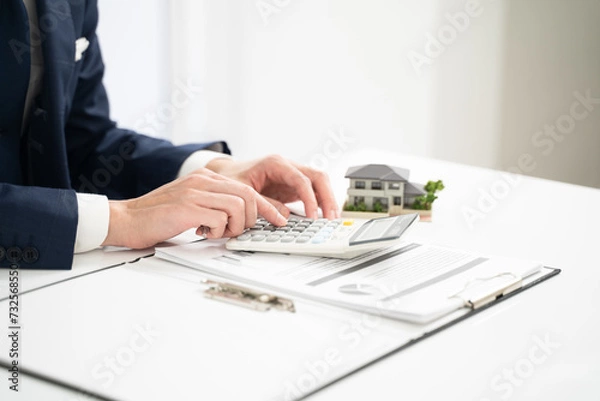 Obraz 不動産価格を査定するビジネスマンの手元