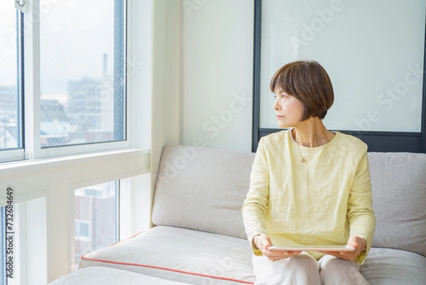 Fototapeta タブレット操作で疲れるシニア女性