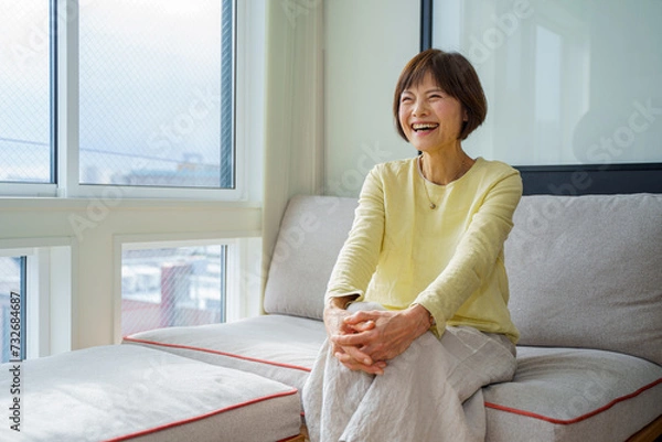 Fototapeta くだけた表情で会話するシニア女性