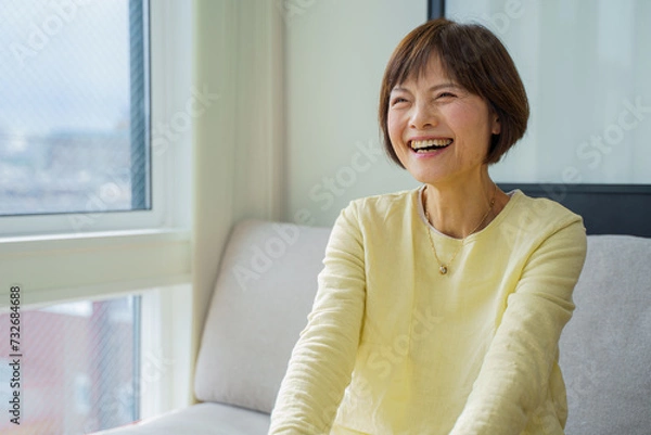Fototapeta 笑をうかべているシニア女性