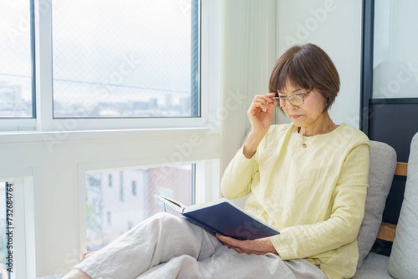 Fototapeta 手帳でスケジュールを確認する女性