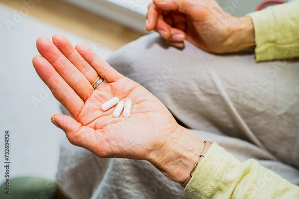 Fototapeta サプリメントを飲む女性