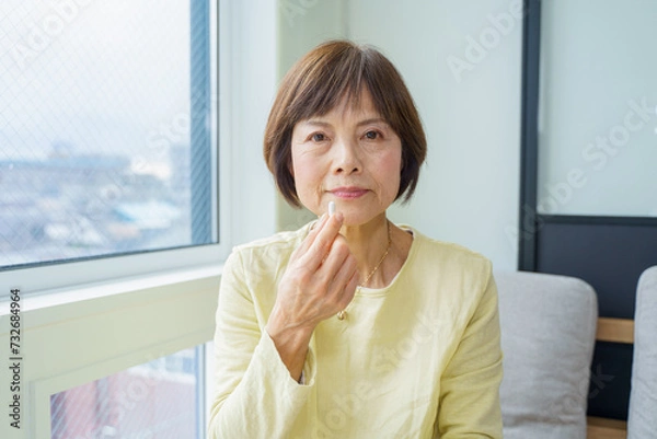 Fototapeta 薬を手に持つシニア女性