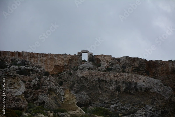 Fototapeta Ancienne porte sur une falaise