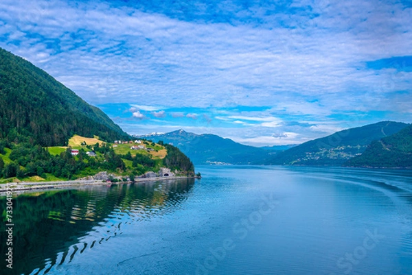Fototapeta der Faleidfjord bei Olden in Norwegen, eine traumhafte Berglandschaft