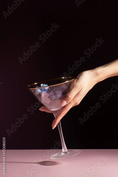Obraz hand holding a cocktail