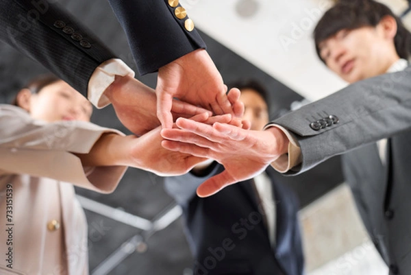 Fototapeta 手を重ねるアジア人ビジネスパーソン