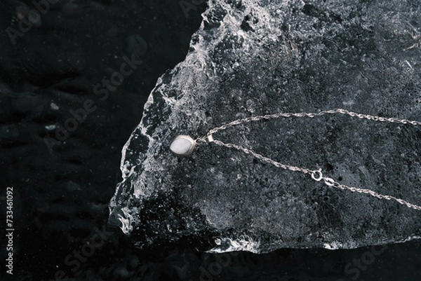 Obraz silver necklace on ice at diamond beach in iceland