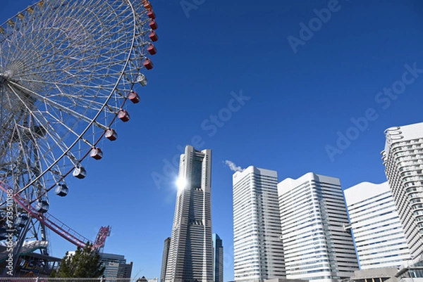 Obraz 横浜みなとみらいのコスモワールドの大観覧車とランドマークタワー、クイーンズタワー