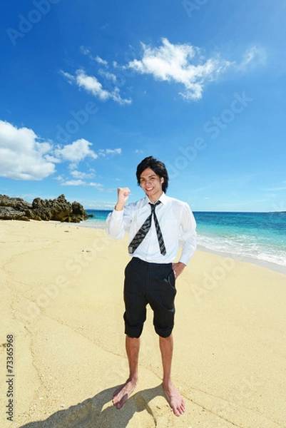 Obraz 美しい海で寛ぐ男性