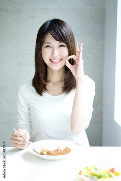 Fototapeta カレーライスを食べる女性