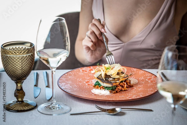 Obraz woman eating a dinner
