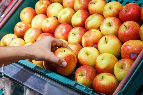 Obraz Hand Holding Apple w domu towarowym