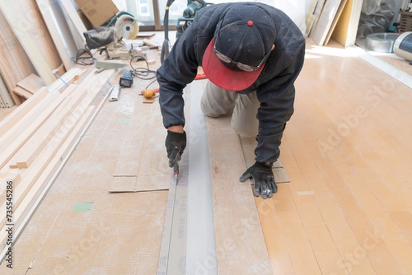 Obraz リフォーム工事プラスターボードを加工する職人