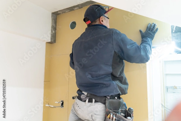 Obraz リフォーム工事　石膏ボードを取り付ける職人