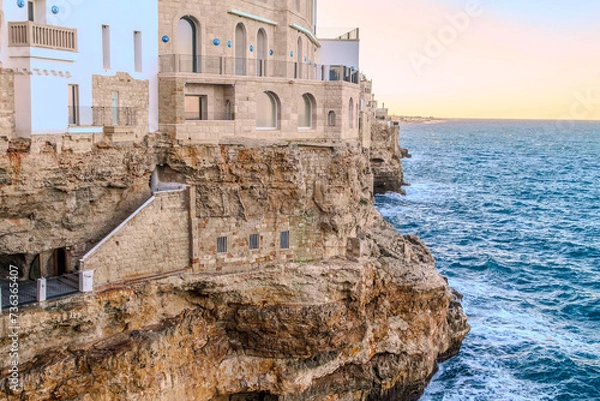 Obraz view of the walls of the city of Polignano a Mare, located on a slope on the Adriatic Sea widok na mury miasta Polignano a Mare, położonego na zboczu nad Morzem Adriatyckim