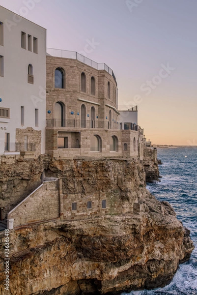 Obraz view of the walls of the city of Polignano a Mare, located on a slope on the Adriatic Sea widok na mury miasta Polignano a Mare, położonego na zboczu nad Morzem Adriatyckim