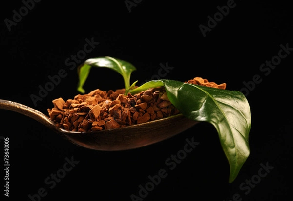 Obraz Kawa instant na łyżeczce z liściem kawowca