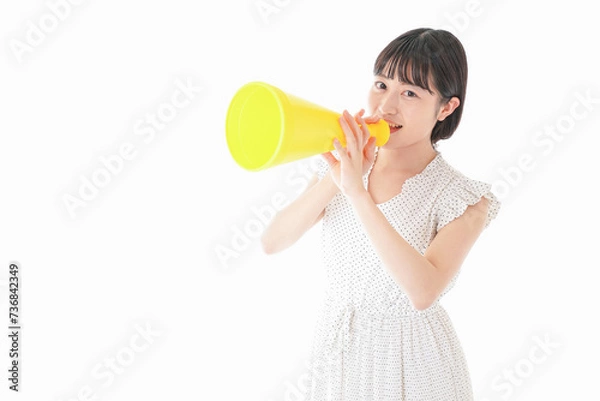 Fototapeta メガフォンを使い応援をする若い女性