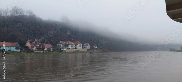 Fototapeta Nebel über der Elbe 