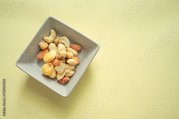 Obraz お皿にのったナッツ