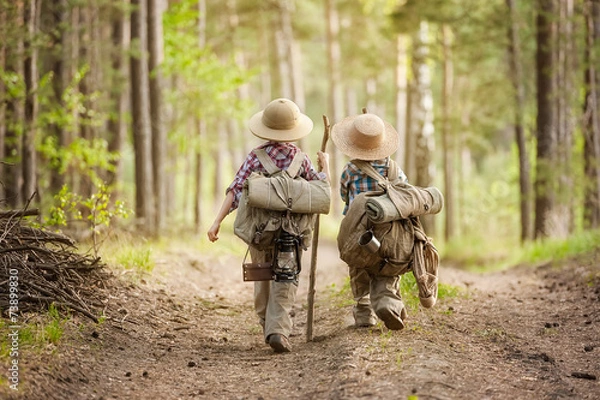 Obraz Chłopcy na leśnej drodze z plecakami