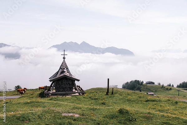 Fototapeta Kirche auf einem Berg