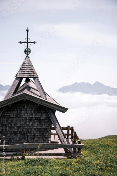 Fototapeta Kirche auf einem Berg