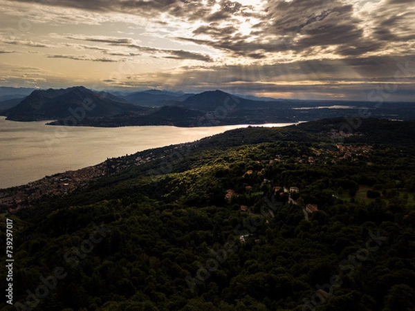 Obraz The Lake Maggiore is Italy’s international lake – its northernmost point protrudes sinuously into Switzerland, while its Italian shores are shared by Piedmont and Lombardy.