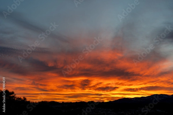 Fototapeta 朝焼けの空と山並み