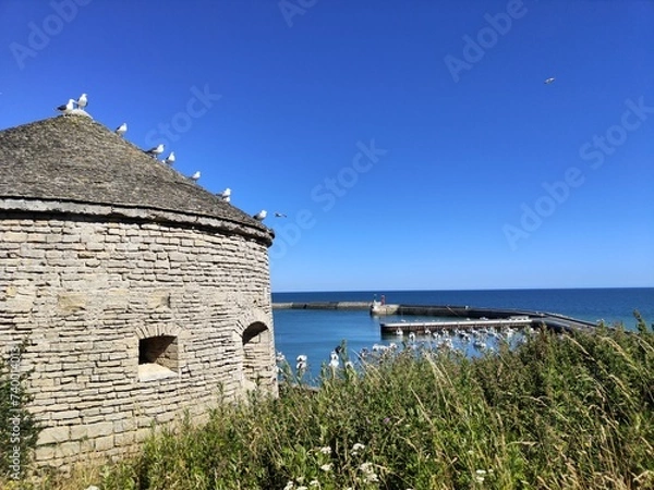 Obraz old building by sea