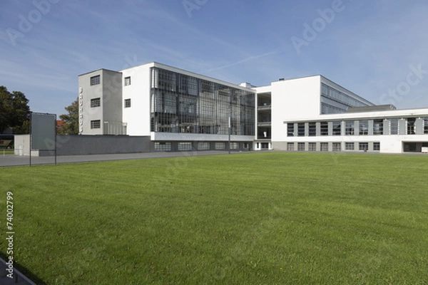Obraz Bauhaus mit Rasenfläche