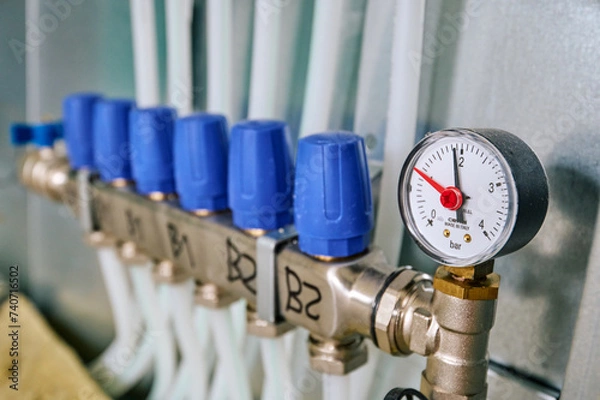 Fototapeta Fußbodenheizung wird in Estrich eingefräst bei einer Renovierung von Einfamilienhaus. 