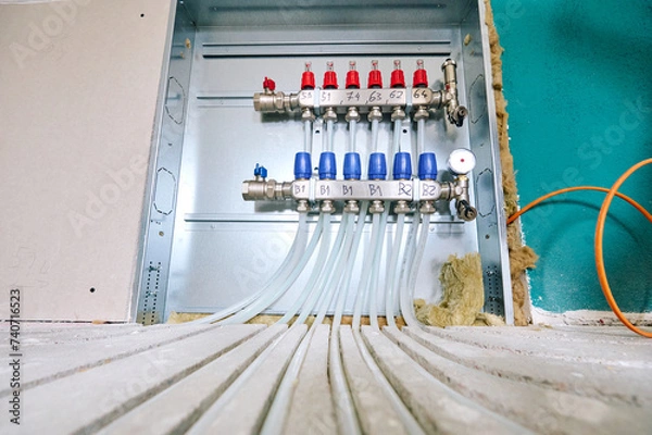 Fototapeta Fußbodenheizung wird in Estrich eingefräst bei einer Renovierung von Einfamilienhaus. 