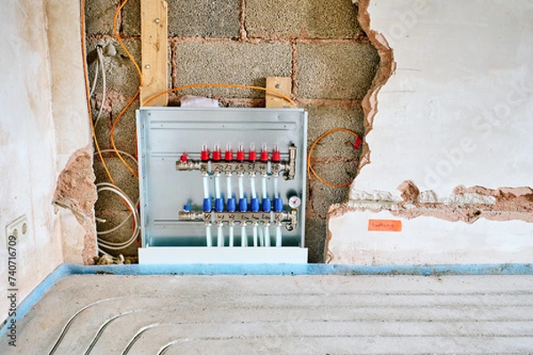 Fototapeta Fußbodenheizung wird in Estrich eingefräst bei einer Renovierung von Einfamilienhaus. 