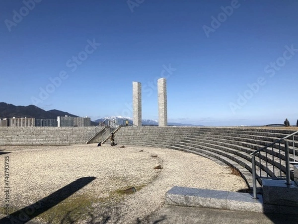 Obraz 円形の石の階段と二本の柱