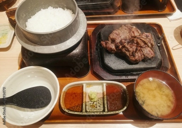 Fototapeta 釜炊きご飯と牛ステーキの定食
