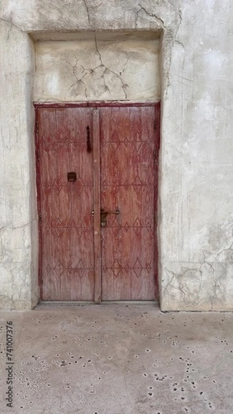 Obraz faded red door