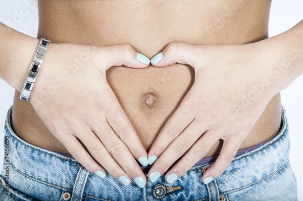 Obraz Mains en forme de coeur sur le nombril