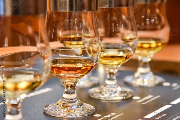Obraz テイスティンググラスに注がれたウイスキー
