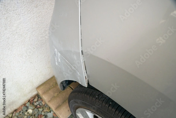 Fototapeta 擦って傷ついた車のバンパー