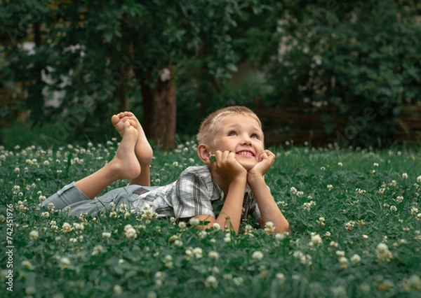 Obraz little child sitting on the grass