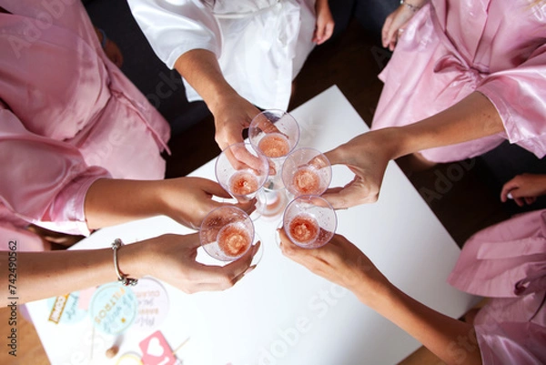 Obraz Despedida de soltera. Novias brindando en la despedida de soltera. Fiesta de albornoces. Novia y damas de honor. Champán. Cenital.