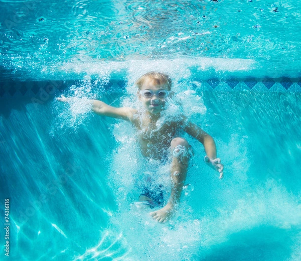 Obraz Młody chłopak nurkowanie pod wodą w basenie