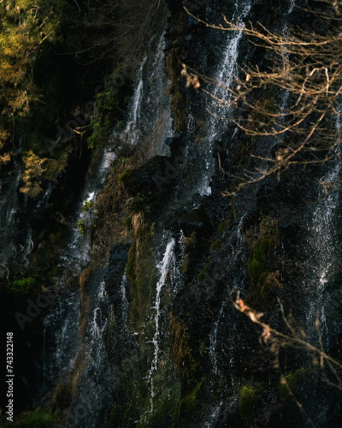 Fototapeta 화강암의 구멍에서 나오는 폭포수의 모습