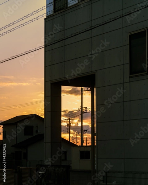 Fototapeta 건물 사이로 보이는 주황색 하늘